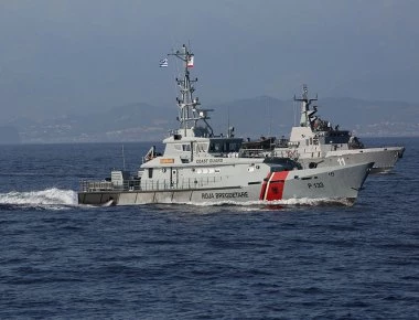 Η φωτό της ντροπής: Πλοίο της αλβανικής ακτοφυλακής περιπολεί στο Αιγαίο